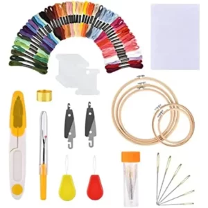 kit bordado 2 bolsa com vários materiais para bordar, como linhas meadas, agulhas, bastidores, tesoura, entre outros utensílios