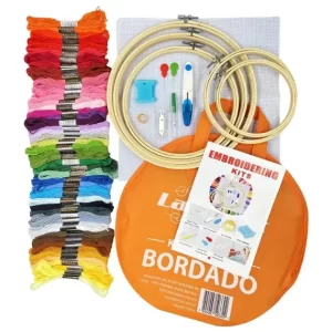 kit para bordar à mão com bolsa organizadora, tesoura, tecido para ponto cruz, 5 bastidores de madeira com tarraxa, agulhas em tamanhos variados e 50 tons de linha meada