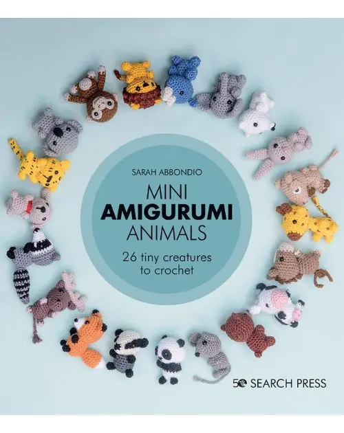 capa do livro “Mini amigurumi animals: 26 tiny Creatures to crochet”, de Sarah Abbondio, traz não só a técnica de amigurumis, como sua versão em miniatura