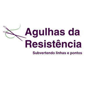 logomarca do site agulhas da resistência, que trata sobre transformação social pelo artesanato, com o título "agulhas da resistência" e o subtítulo "subvertendo linhas e pontos". também tem o ícone do site com duas agulhas de costura cruzadas e com uma linha passando por uma delas