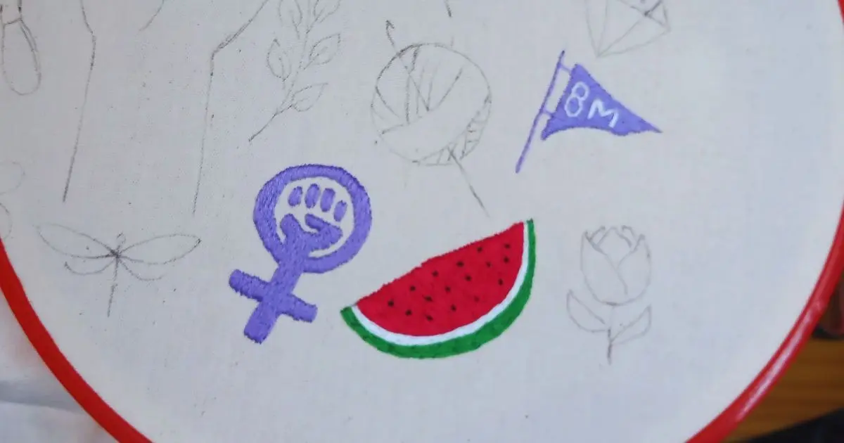 bordado em tecido de algodão do símbolo feminista, de uma bandeira do 8M - 8 de março, dia internacional da mulher - e uma melancia, símbolo da resistência palestina