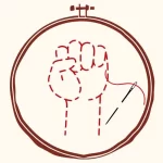 bastidor para bordado à mão com um punho erguido pontilhado indicando que é um desenho alinhavado com linha. ao lado do punho uma agulha de costura com linha. a imagem é o selo da série manifesto bordado do site agulhas da resistência