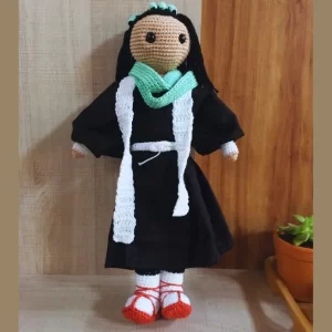 Byakuya Kuchiki do anime e mangá Bleach produzido em crochê (amigurumi) pela artesã andrea catão. a imagem exemplifica a arte real no texto "Pinterest, não bote IA no meu artesanato" sobre uso de imagens de inteligência artificial como se tivessem sido produzidas por mãos humanas. texto de andrea catão para o site agulhas da resistência
