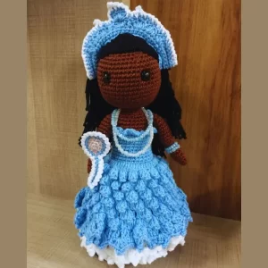 boneca orixá iemanjá produzida em crochê (amigurumi) pela artesã andrea catão. a imagem exemplifica a arte real no texto "Pinterest, não bote IA no meu artesanato" sobre uso de imagens de inteligência artificial como se tivessem sido produzidas por mãos humanas. texto de andrea catão para o site agulhas da resistência