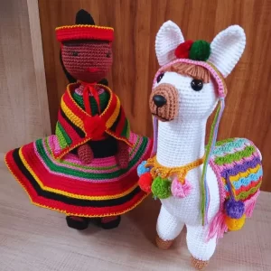 boneca pachamama e lhama produzidas em crochê (amigurumi) pela artesã andrea catão. a imagem exemplifica a arte real no texto "Pinterest, não bote IA no meu artesanato" sobre uso de imagens de inteligência artificial como se tivessem sido produzidas por mãos humanas. texto de andrea catão para o site agulhas da resistência