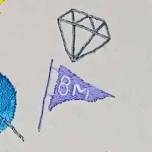 bordado à mão de um banner 8M sobre tecido de algodão