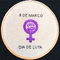 bordado à mão com símbolo feminista para o dia 8 de março, dia internacional da mulher, ciom a frase "dia de luta". criado pela artesã andrea catão