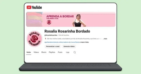 capa do canal de bordado livre "rosália rosarinha bordado" no youtube emoldurada em um laptop