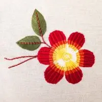 bordado à mão de flor criado pela artesã Andrea Catão