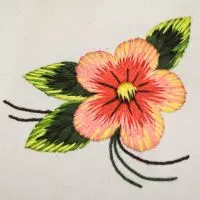 bordado à mão de flor criado pela artesã Andrea Catão