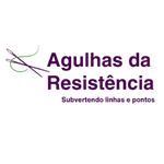 logomarca do site agulhas da resistência, que trata sobre transformação social pelo artesanato, com o título "agulhas da resistência" e o subtítulo "subvertendo linhas e pontos". também tem o ícone do site com duas agulhas de costura cruzadas e com uma linha passando por uma delas