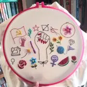 peça bordada à mão chamada "manifesto bordado" da artesã andrea catão, composta por vários símbolos políticos e das artes manuais