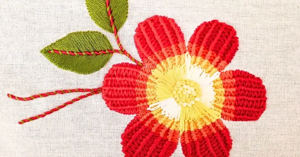 flor bordada à mão com ponto teia de aranha e em degradê. criado pela artesã andrea catão para o canal rosália rosarinha
