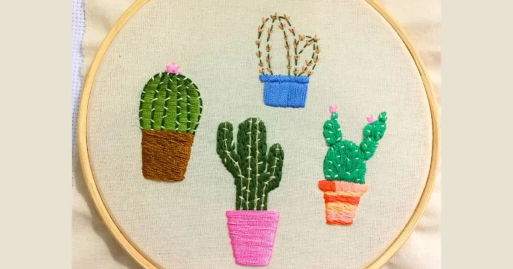 quatro vasos com cactos bordado à mão, criado pela artesã andrea catão para o canal rosália rosarinha no youtube