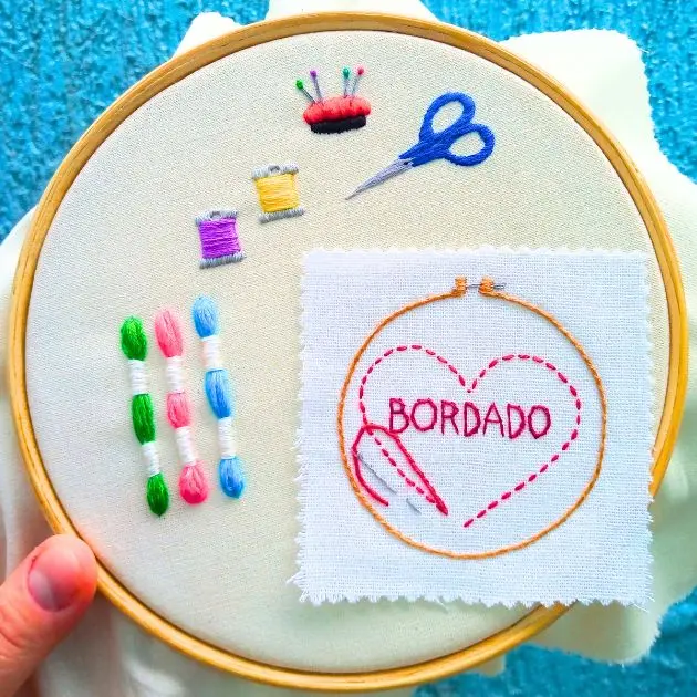 bordado em moldura de bastidor de material para bordado, como agulhas, linhas, agulhas e um bordado 3D de um bastidor com um coração bordado com a palavra bordado
