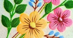 bordado à mão de um buquê de flores bordadas com ponto cheio. criado pela artesã andrea catão para o canal rosália rosarinha bordado