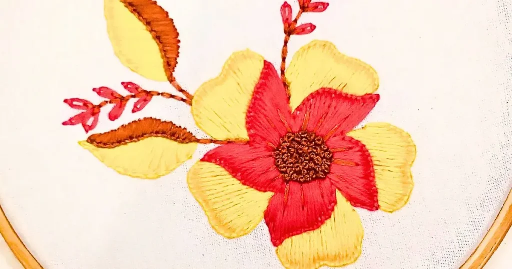 flor bordada à mão preenchida com ponto caseado. criado pela artesã Andrea Catão para o canal Rosália Rosarinha
