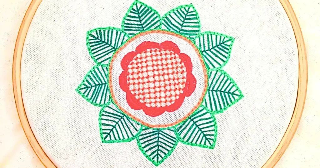flor de mandala bordada à mão preenchida com ponto caseado, ponto treliça, ponto mosca e ponto corrente. criado pela artesã Andrea Catão para o canal Rosália Rosarinha