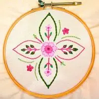 bordado floral com sobreposição de desenhos de flores nas pétadas. peça da artesã andrea catão para o canal rosália rosarinha bordado
