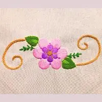 bordado de flor rosa e roxo com ponto cheio e folhas bordadas em ponto rococó e arabescos em corrente húngara. design da artesã Andrea Catão para o canal Rosália Rosarinha