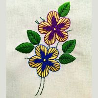 flores bordadas à mão em estilo bordado fantasia sobre tecido de algodão. peça da artesã andrea catão para o canal rosália rosarinha bordado