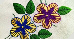 flores bordadas à mão em estilo bordado fantasia sobre tecido de algodão. peça da artesã andrea catão para o canal rosália rosarinha bordado