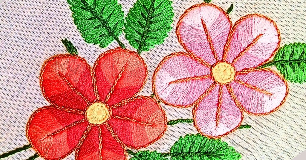 flores bordadas à mão em ponto cheio em cores em degradê sobre tecido de algodão. peça criada pela artesã Andrea Catão para o canal Rosália Rosarinha Bordado