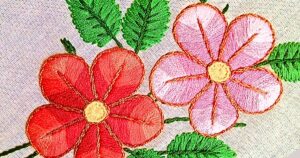 flores bordadas à mão em ponto cheio em cores em degradê sobre tecido de algodão. peça criada pela artesã Andrea Catão para o canal Rosália Rosarinha Bordado