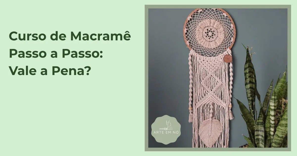 chamada para o texto sobre o curso de macramê com um arranjo circular em macramê para pendurado na parede ao lado de uma espada de são jorge