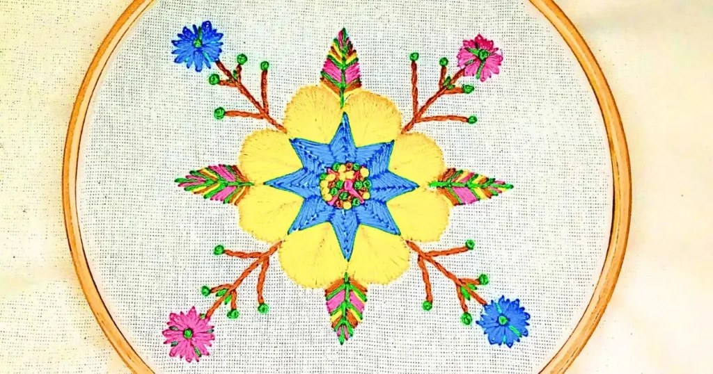 flor em mandala bordada à mão com ponto cheio, ponto margarida, nó francês e ponto mosca. peça criada pela artesã andrea catão para o canal rosália rosarinha bordado