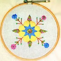 flor em mandala bordada à mão com ponto cheio, ponto margarida, nó francês e ponto mosca. peça criada pela artesã andrea catão para o canal rosália rosarinha bordado