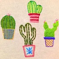miniatura de 4 vasos com cactos bordado à mão, criado pela artesã andrea catão para o canal rosália rosarinha no youtube