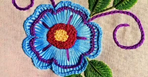 flor bordada à mão com ponto caseado e nó francês