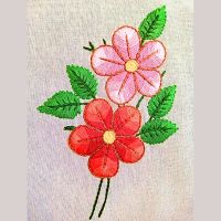 flores bordadas à mão em ponto cheio em cores em degradê sobre tecido de algodão. peça criada pela artesã Andrea Catão para o canal Rosália Rosarinha Bordado