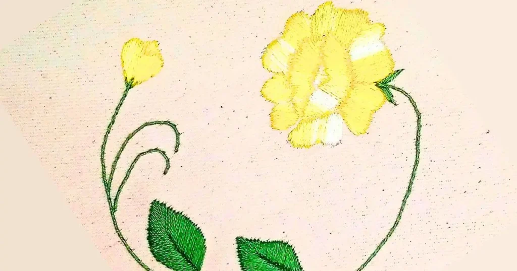rosa e botão de rosa bordada à mão em ponto matiz. arte da aertesã andrea catão para o canal rosália rosarinha bordado