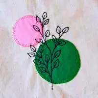 bordado estilo boho com aplicação de tecido com ponto caseado e bordado botânico em destaque. criado pela artesã andrea catão