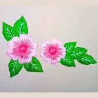 arranjo floral simples bordado à mão com ponto cheio e ponto atrás. criado pela artesã andrea catão para o canal rosália rosarinha bordado