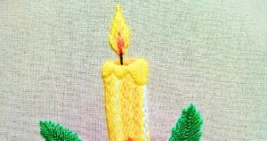 detalhe de vela natalina bordada à mão com ponto haste como preenchimento. arte de andrea catão para o canal rosalia rosarinha bordado e site agulhas da resistência