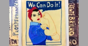 o cartaz rosie the riveter bordado à mão pela artesã andrea catão do canal rosalia rosarinha e do site agulhas da resistência