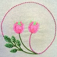 bordado à mão de arranjo de tulipas em ponto matiz e ponto pirulito em tecido de algodão. trabalho da artesã andrea catão para o canal rosália rosarinha bordado