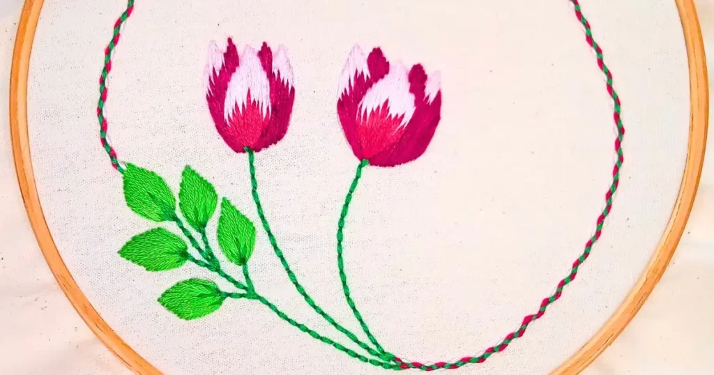 bordado à mão de arranjo de tulipas com ponto cheio em tecido de algodão em moldura de bastidor. trabalho da artesã andrea catão para o canal rosália rosarinha bordado